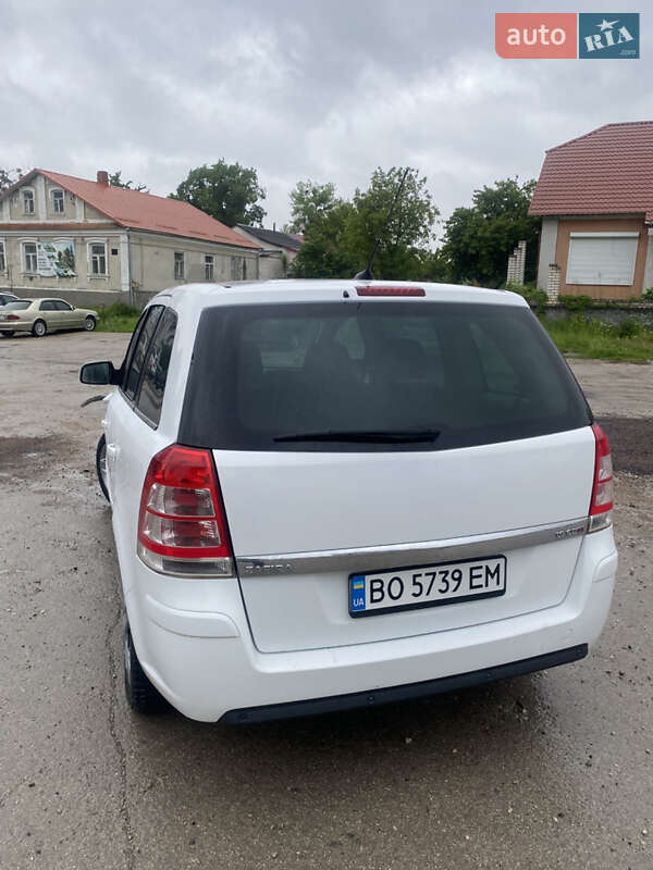 Минивэн Opel Zafira 2010 в Шумске