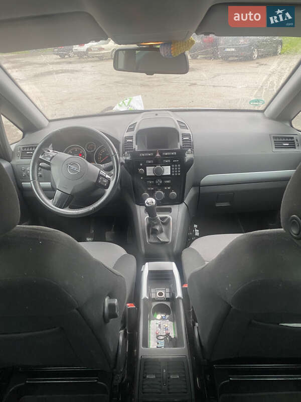 Минивэн Opel Zafira 2010 в Шумске