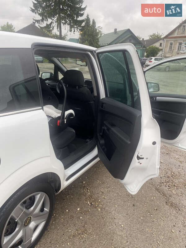 Минивэн Opel Zafira 2010 в Шумске