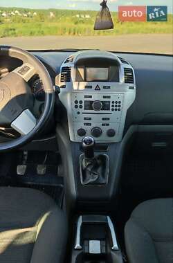 Минивэн Opel Zafira 2010 в 