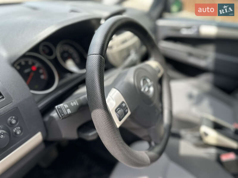 Минивэн Opel Zafira 2008 в Ровно