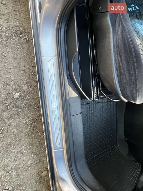 Минивэн Opel Zafira 2002 в Черновцах