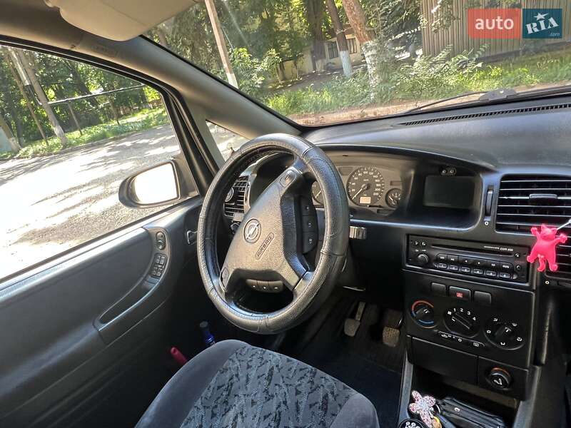 Минивэн Opel Zafira 2002 в Черновцах