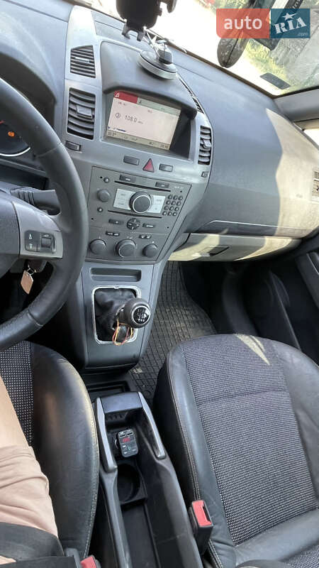 Минивэн Opel Zafira 2005 в Остроге