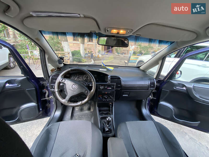 Минивэн Opel Zafira 2002 в Киеве