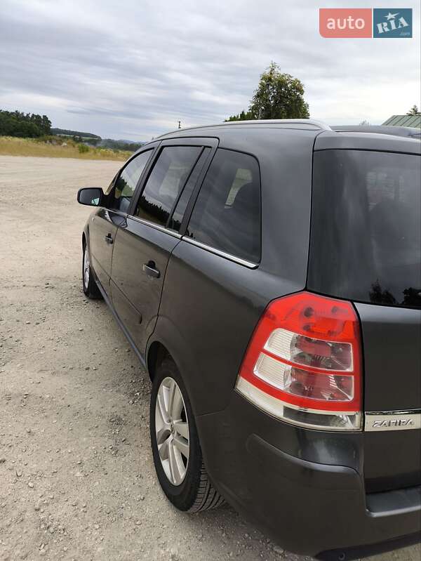 Минивэн Opel Zafira 2011 в Почаеве