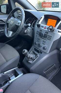 Минивэн Opel Zafira 2010 в 