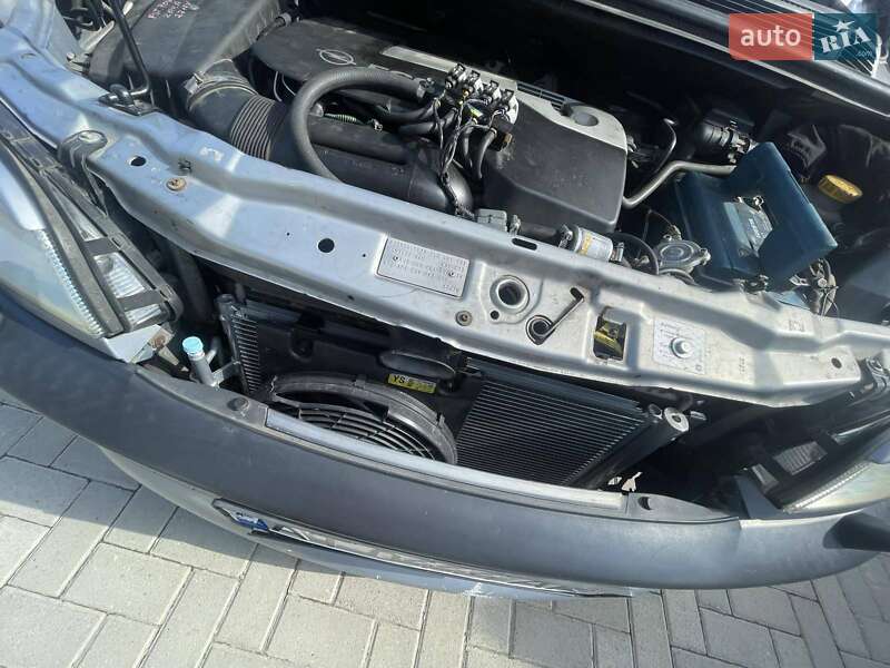 Минивэн Opel Zafira 2002 в Тысменице