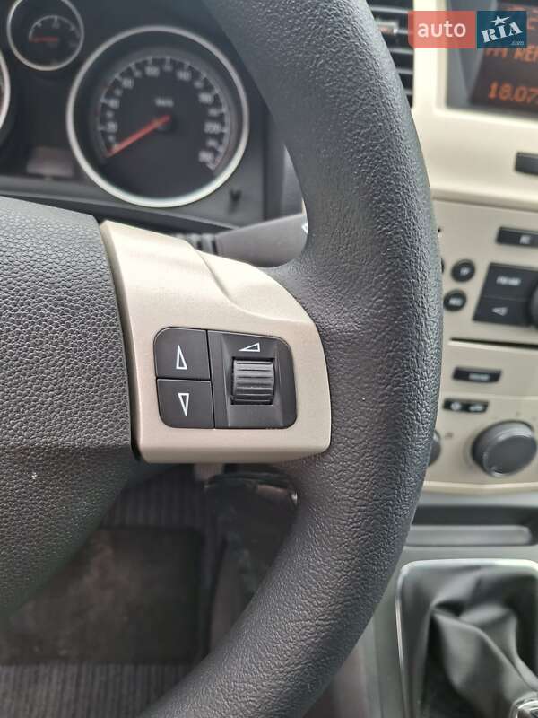Минивэн Opel Zafira 2009 в Луцке
