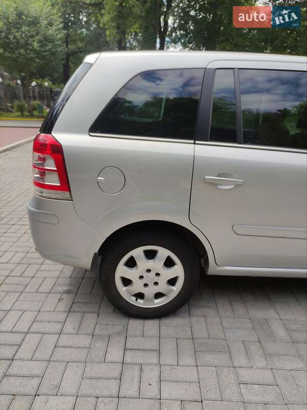Мінівен Opel Zafira 2011 в Дрогобичі
