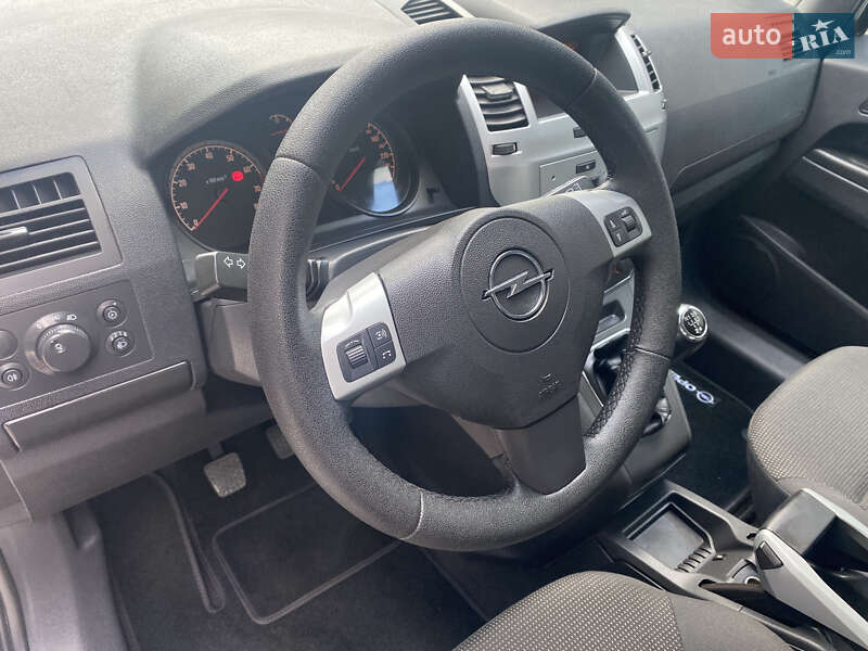 Минивэн Opel Zafira 2009 в Луцке