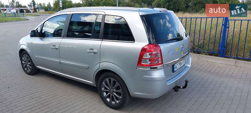 Минивэн Opel Zafira 2011 в Нововолынске
