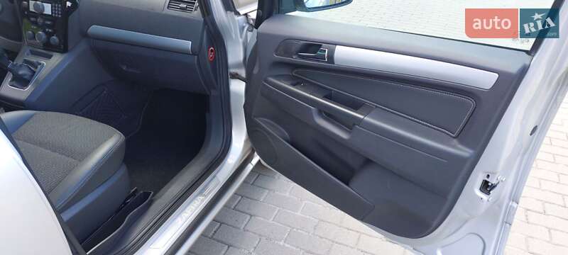 Минивэн Opel Zafira 2011 в Нововолынске
