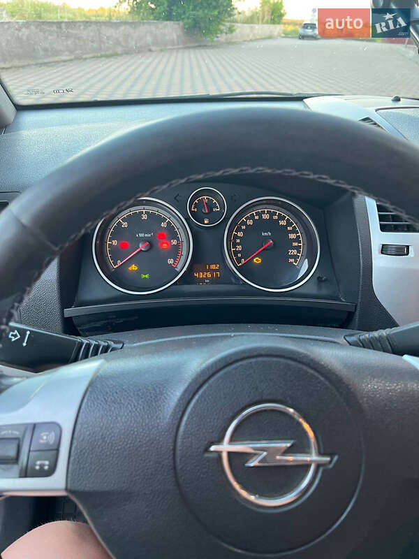 Минивэн Opel Zafira 2010 в Гайсине