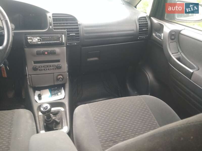 Минивэн Opel Zafira 2004 в Меденичах