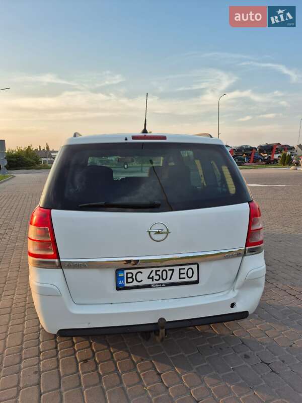 Минивэн Opel Zafira 2012 в Городке