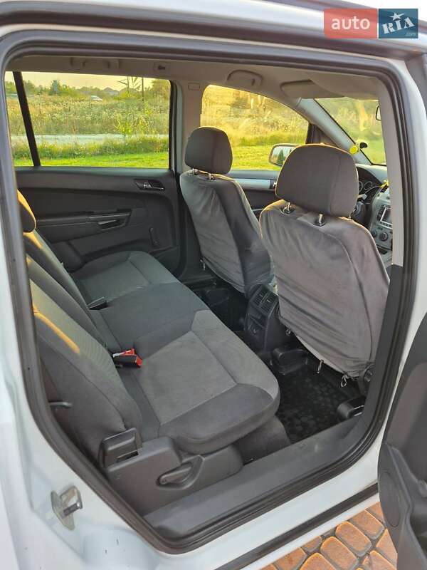 Минивэн Opel Zafira 2012 в Городке