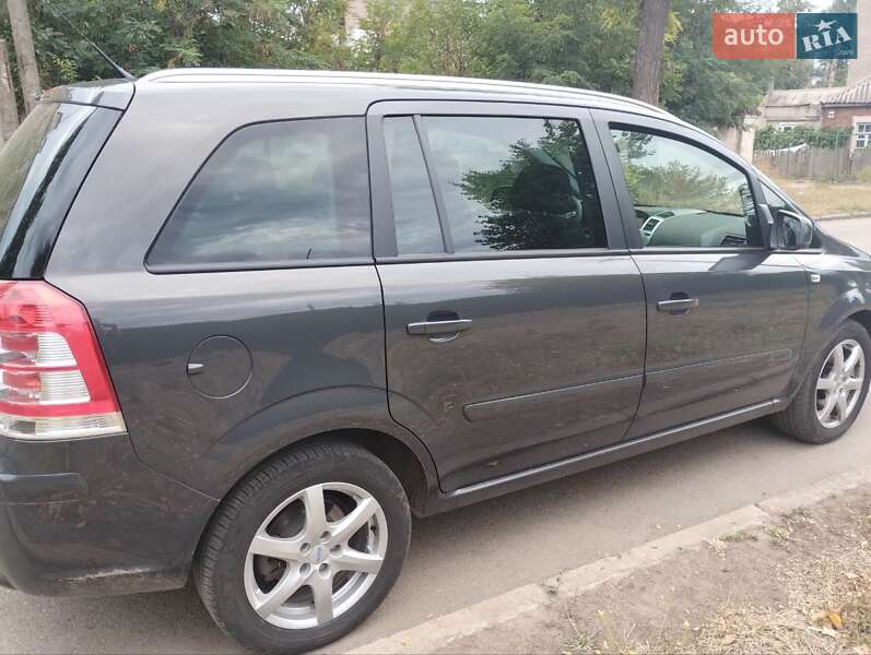 Минивэн Opel Zafira 2012 в Кривом Роге