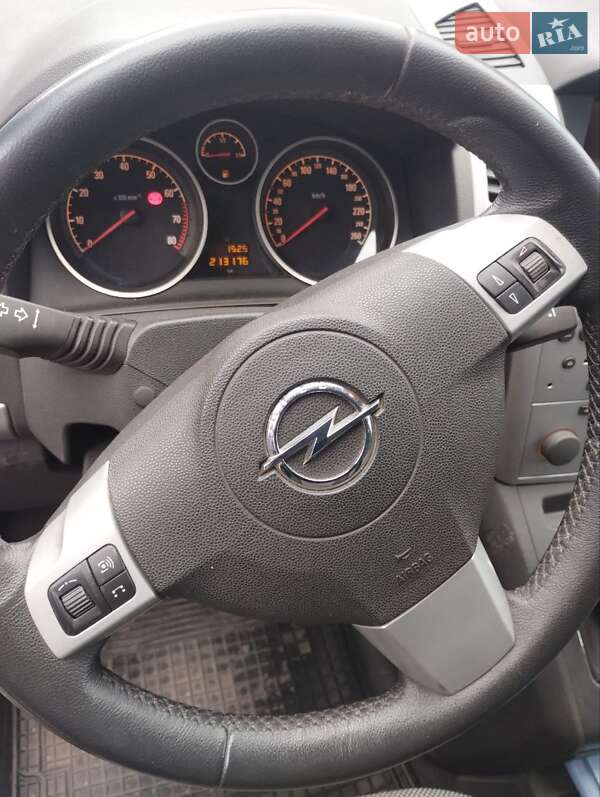 Минивэн Opel Zafira 2012 в Кривом Роге