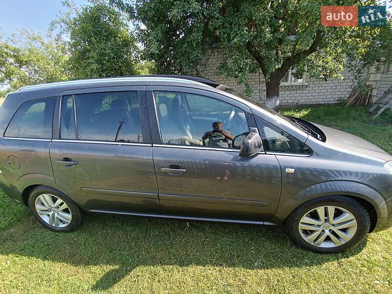 Минивэн Opel Zafira 2010 в Камне-Каширском