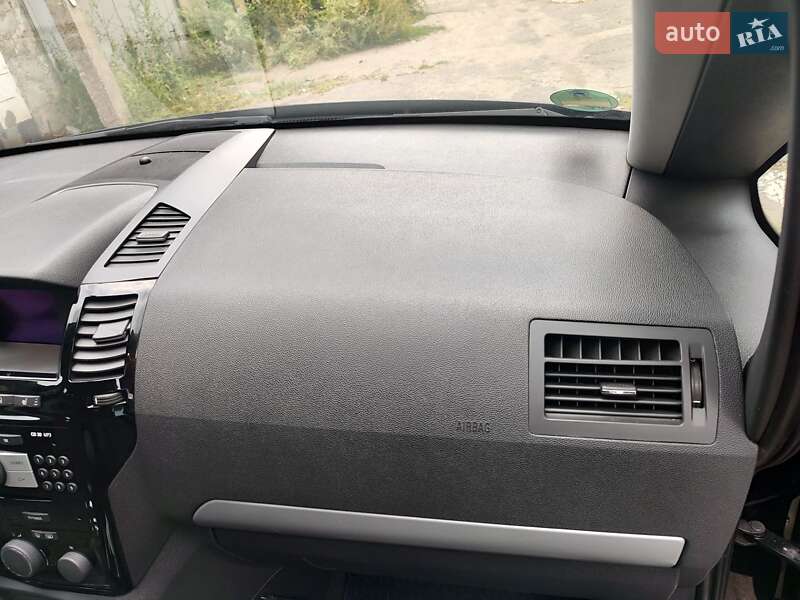 Минивэн Opel Zafira 2011 в Каменском