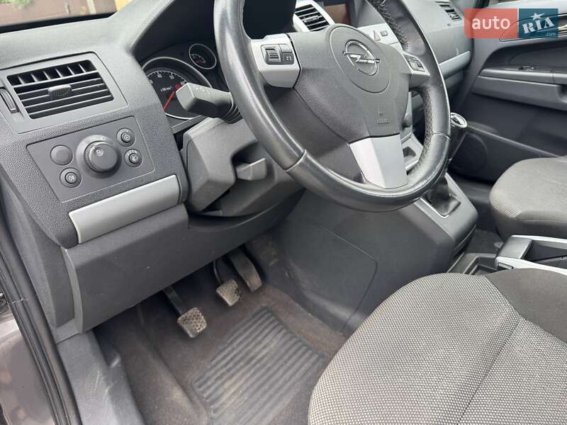 Минивэн Opel Zafira 2010 в Луцке