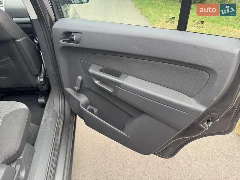 Минивэн Opel Zafira 2010 в Луцке