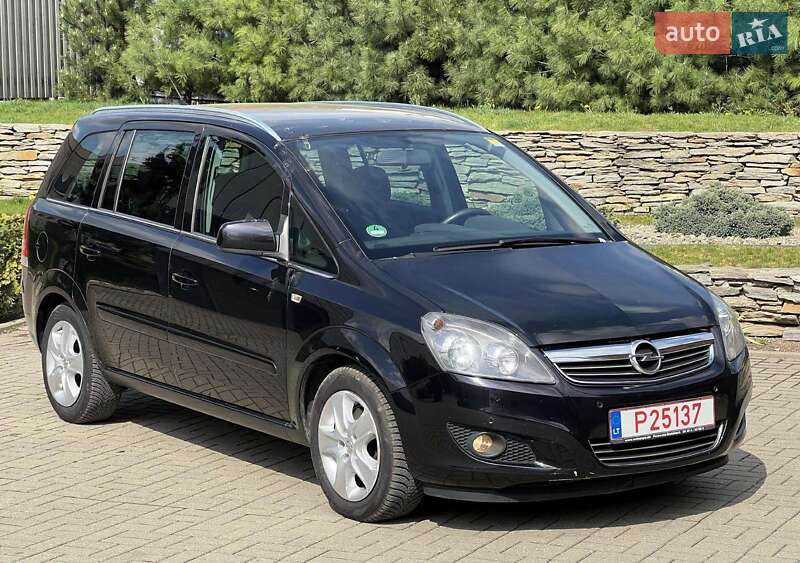 Минивэн Opel Zafira 2010 в 