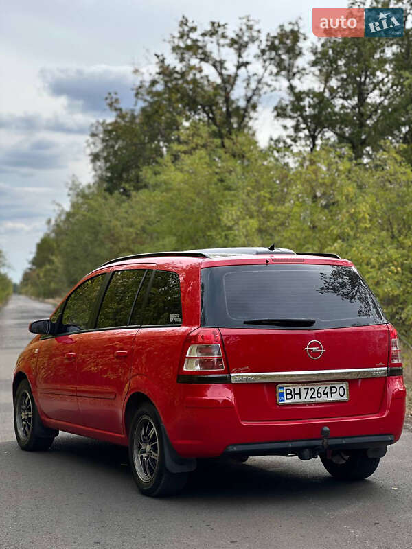 Минивэн Opel Zafira 2008 в Раздельной