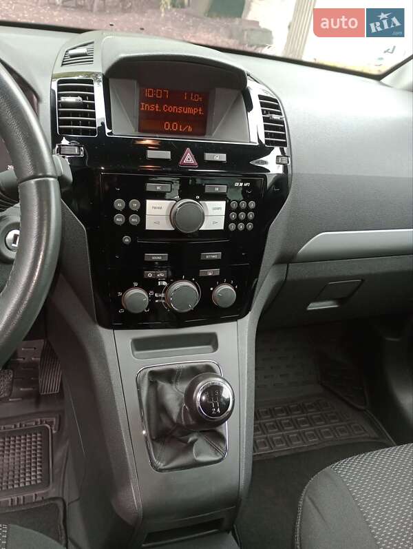 Минивэн Opel Zafira 2010 в Остер
