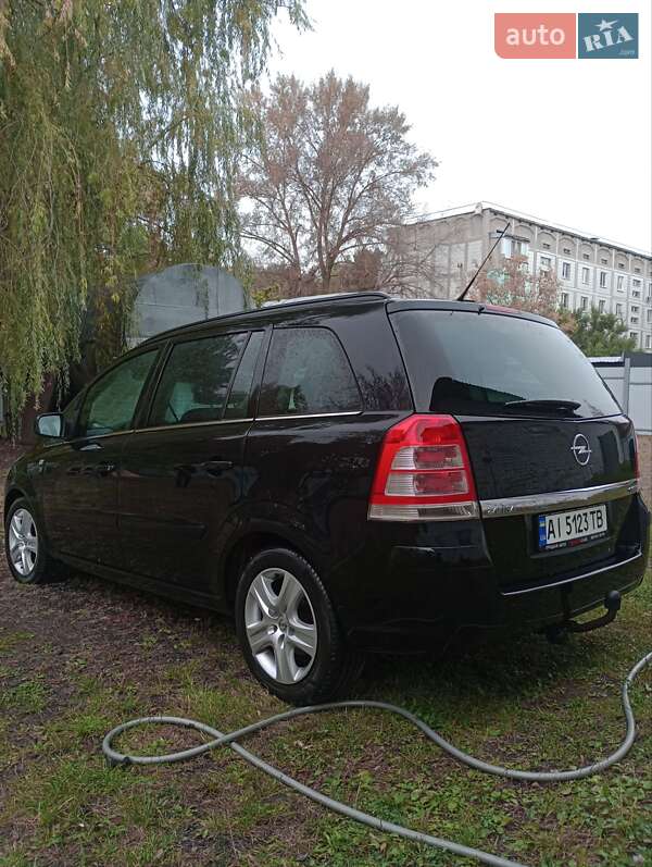 Минивэн Opel Zafira 2010 в Остер