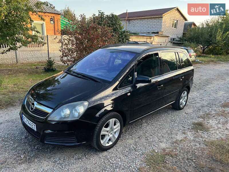 Минивэн Opel Zafira 2005 в  фото Минивэн Opel Zafira 2005 в