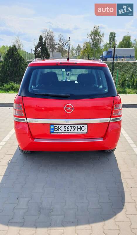 Минивэн Opel Zafira 2012 в Вараше