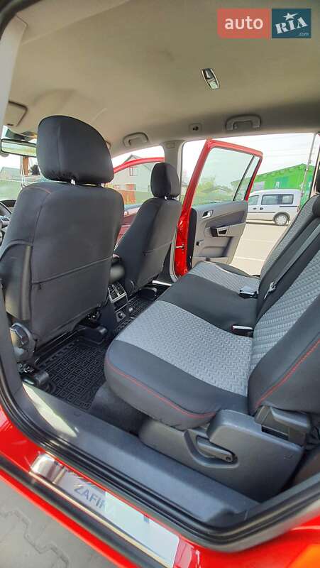 Минивэн Opel Zafira 2012 в Вараше