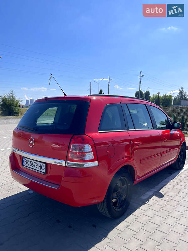 Минивэн Opel Zafira 2012 в Вараше