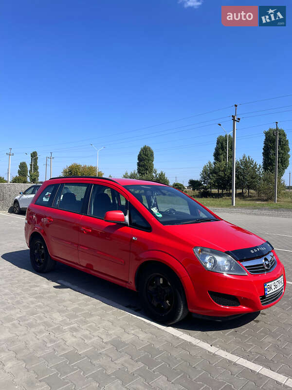 Минивэн Opel Zafira 2012 в Вараше