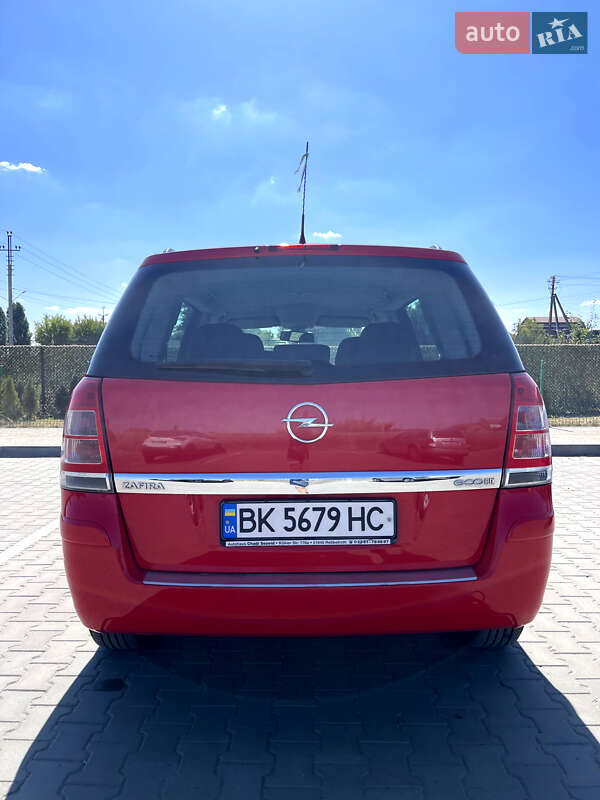 Минивэн Opel Zafira 2012 в Вараше