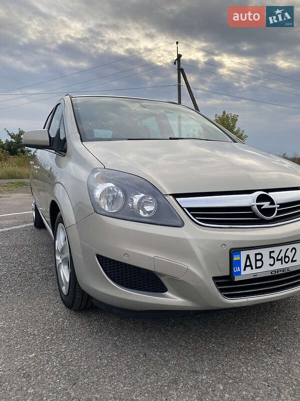 Минивэн Opel Zafira 2010 в 