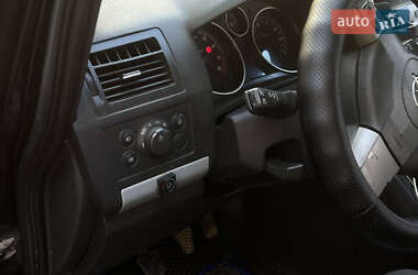 Минивэн Opel Zafira 2005 в  фото 10 Минивэн Opel Zafira 2005 в