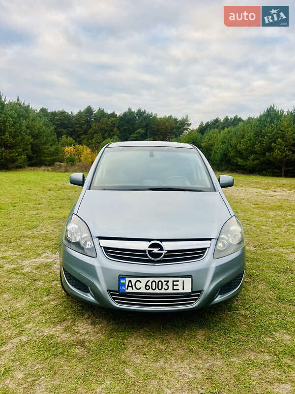 Минивэн Opel Zafira 2010 в Луцке