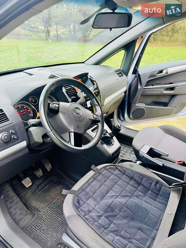 Минивэн Opel Zafira 2010 в Луцке