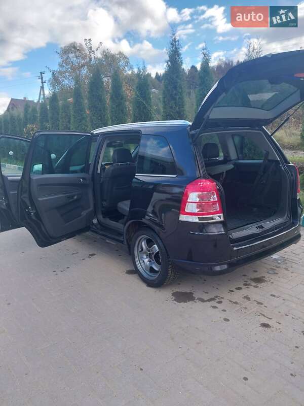 Минивэн Opel Zafira 2010 в Путиле