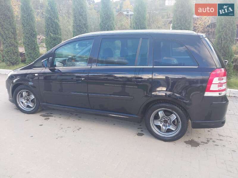 Минивэн Opel Zafira 2010 в Путиле