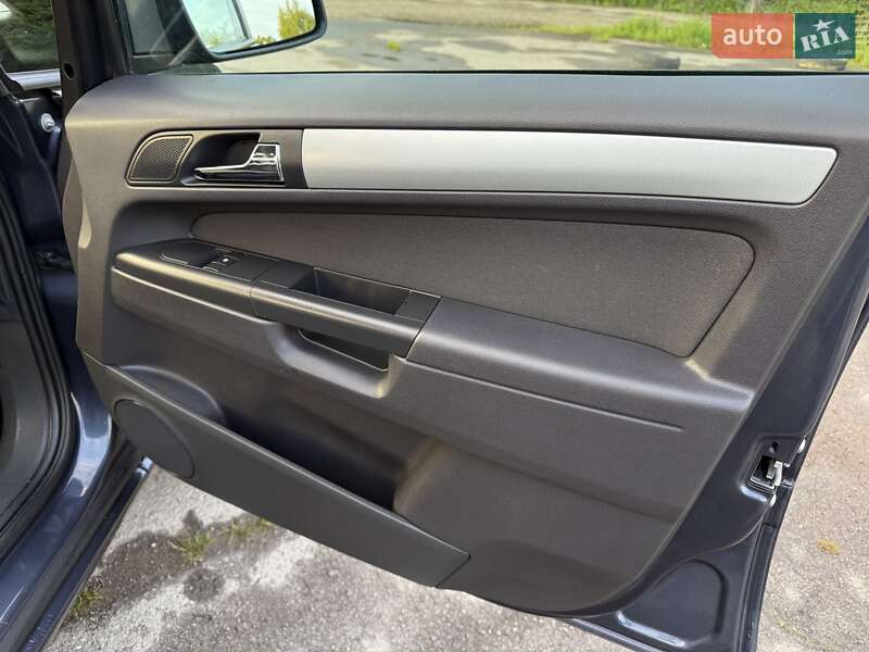 Минивэн Opel Zafira 2010 в Дрогобыче