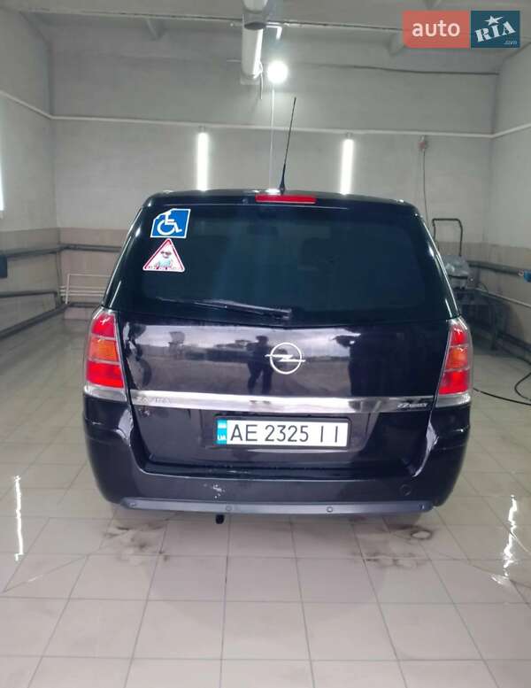 Минивэн Opel Zafira 2005 в Вольногорске
