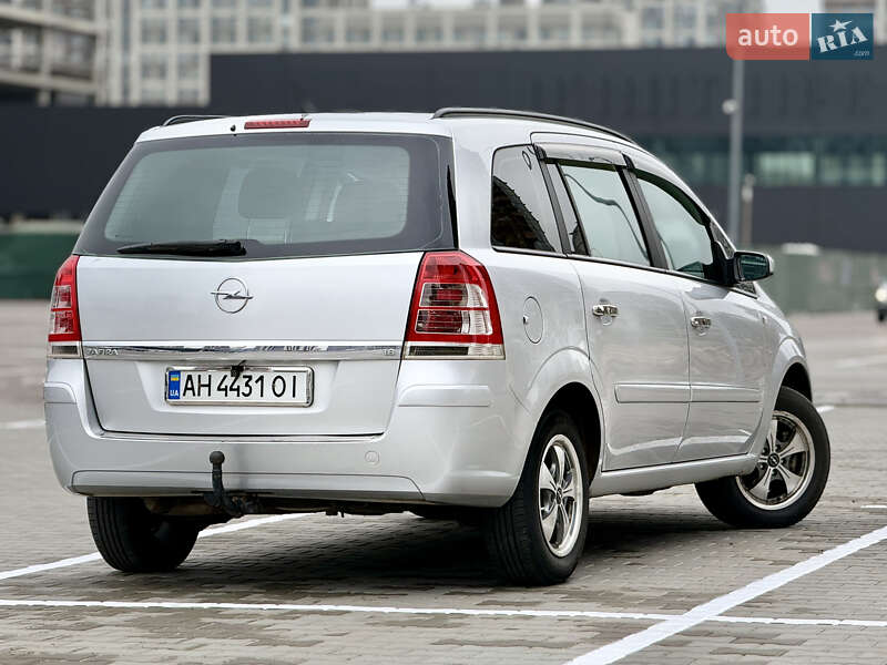 Минивэн Opel Zafira 2008 в Киеве
