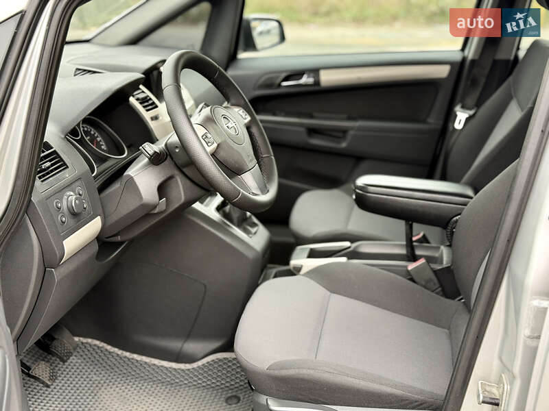 Минивэн Opel Zafira 2008 в Киеве