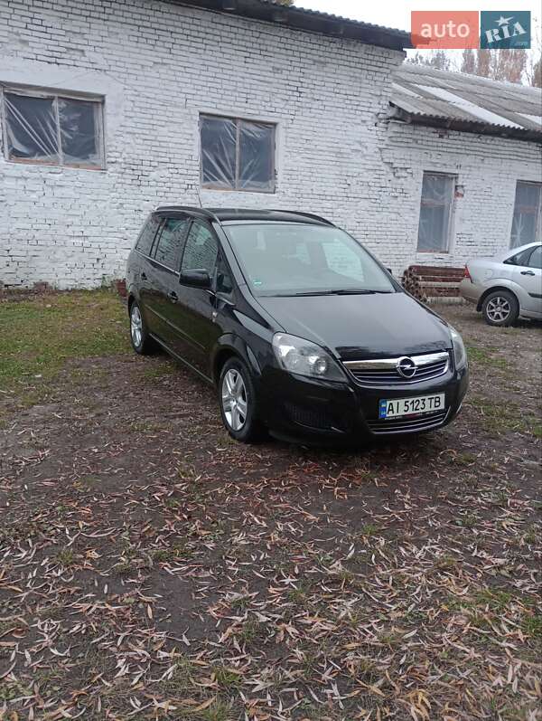 Минивэн Opel Zafira 2010 в Остер