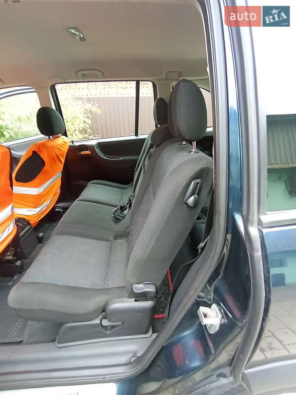 Минивэн Opel Zafira 2002 в Дубно