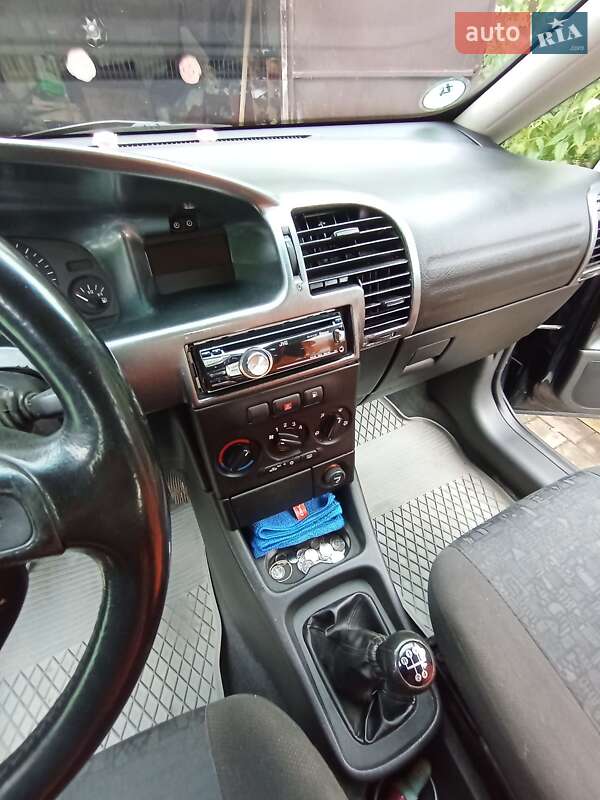 Минивэн Opel Zafira 2002 в Дубно